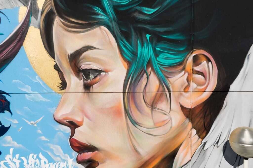 Retrato mural en fachada de edificio público en Godella, arte urbano profesional