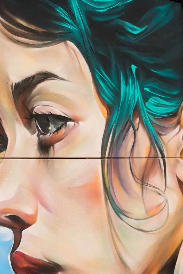 Retrato mural en fachada de edificio público en Godella, arte urbano profesional