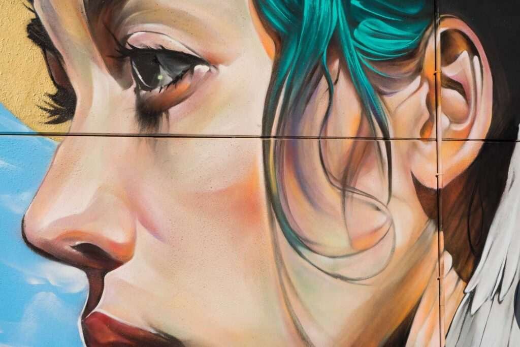 Retrato mural en fachada de edificio público en Godella, arte urbano profesional