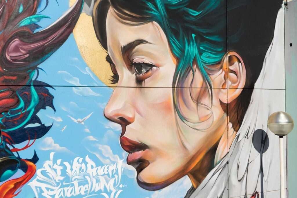 Retrato mural en fachada de edificio público en Godella, arte urbano profesional