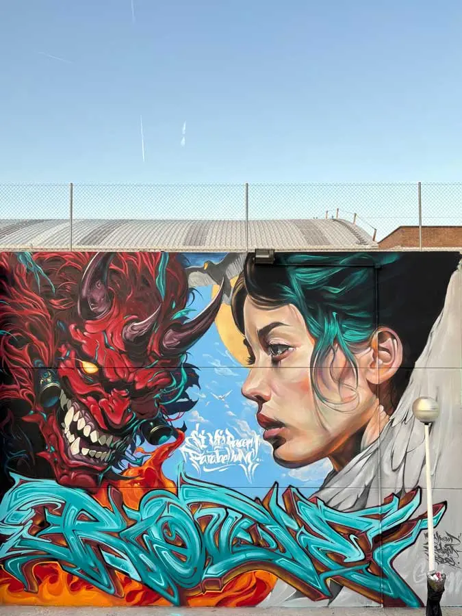 Retrato mural en fachada de edificio público en Godella, arte urbano profesional