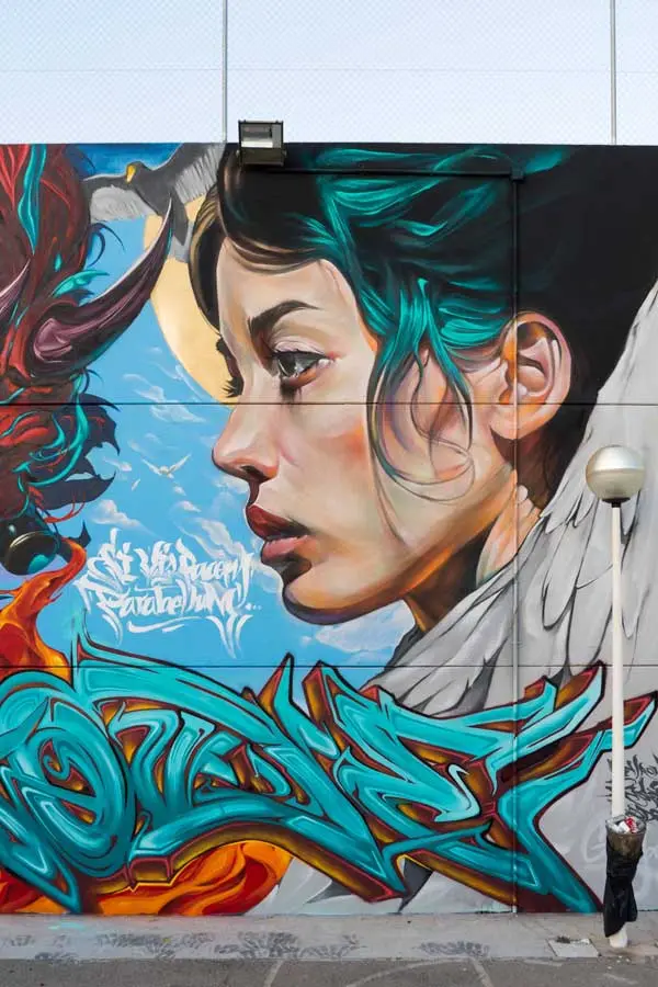 Retrato mural en fachada de edificio público en Godella, arte urbano profesional