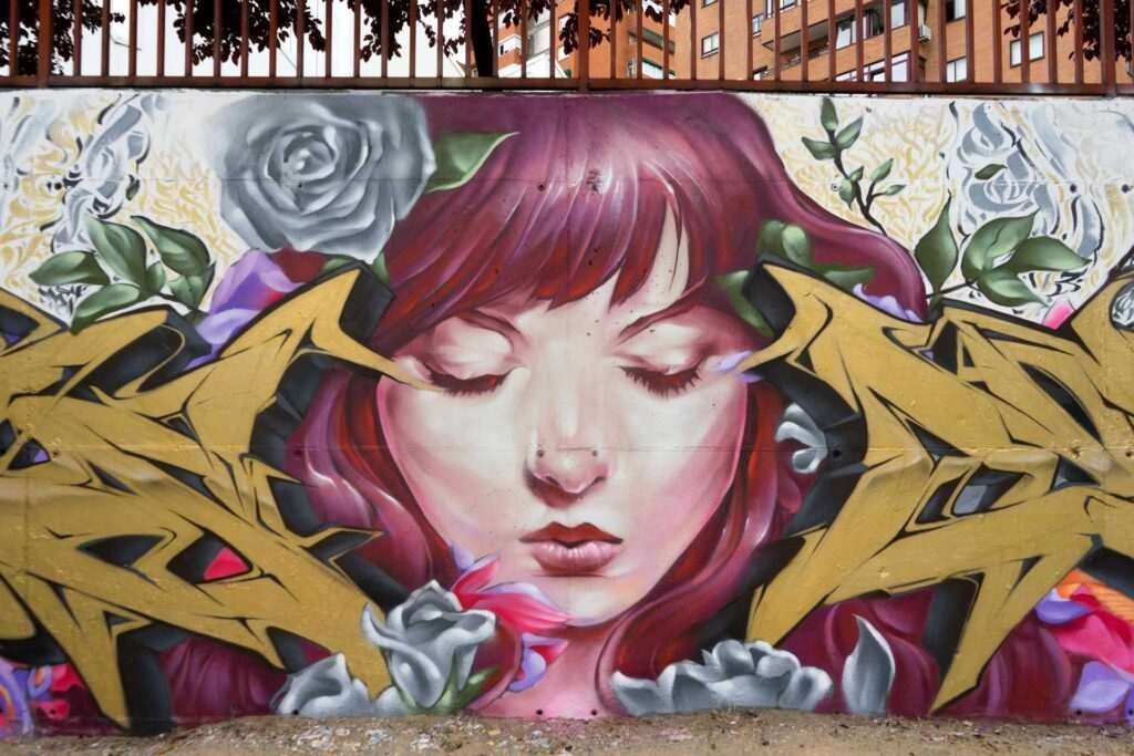 Mural "Angel Cry": retrato con rosas en el patio de un colegio público de Madrid