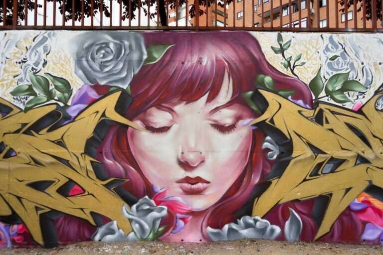 Mural "Angel Cry": retrato con rosas en el patio de un colegio público de Madrid