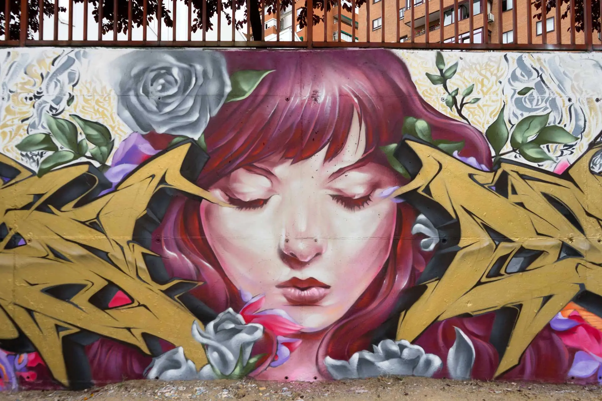 Mural graffiti Angel Cry en colegio Camilo José Cela