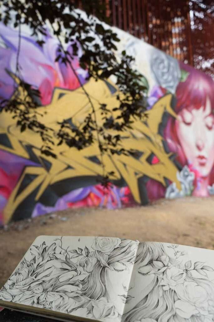 Mural artístico de El Arte Urbano en el patio de un colegio de Madrid