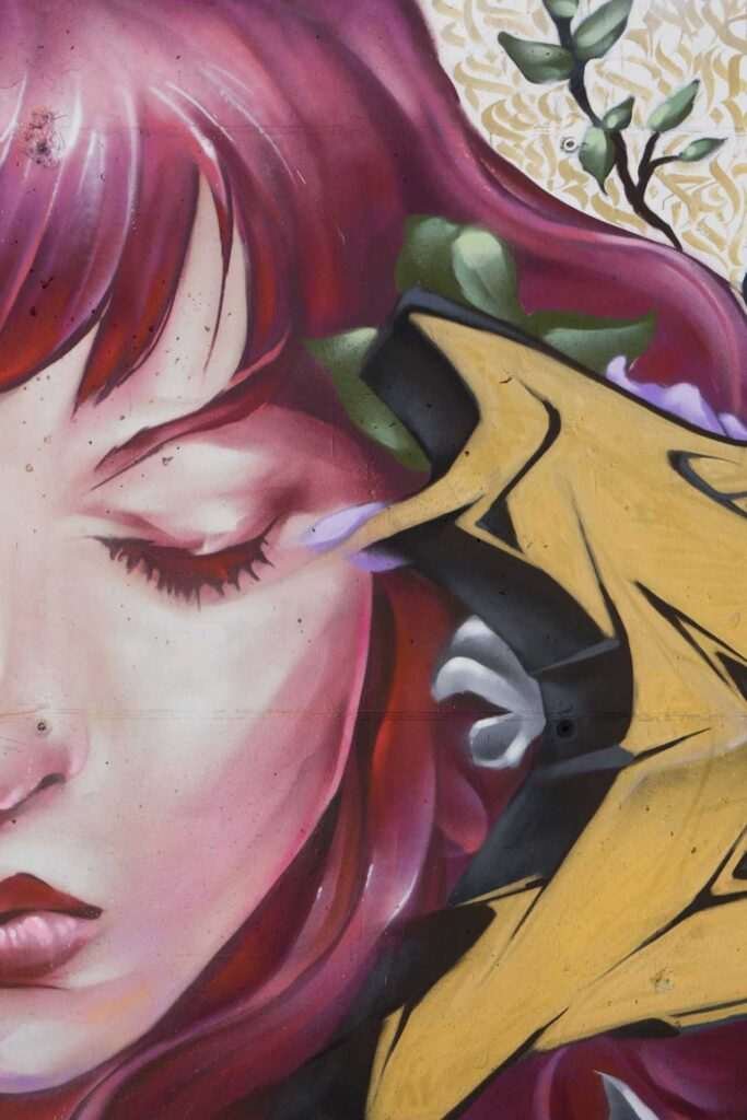 Obra mural con temática floral en un patio escolar de Madrid