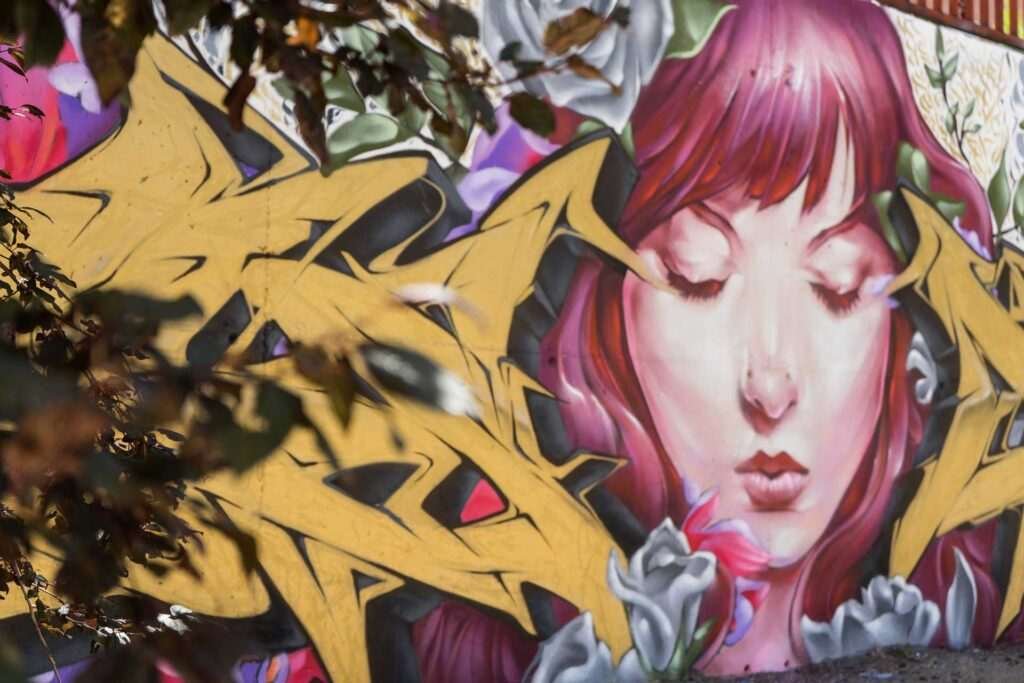 Mural Angel Cry pintado en el muro del patio de un colegio de Madrid