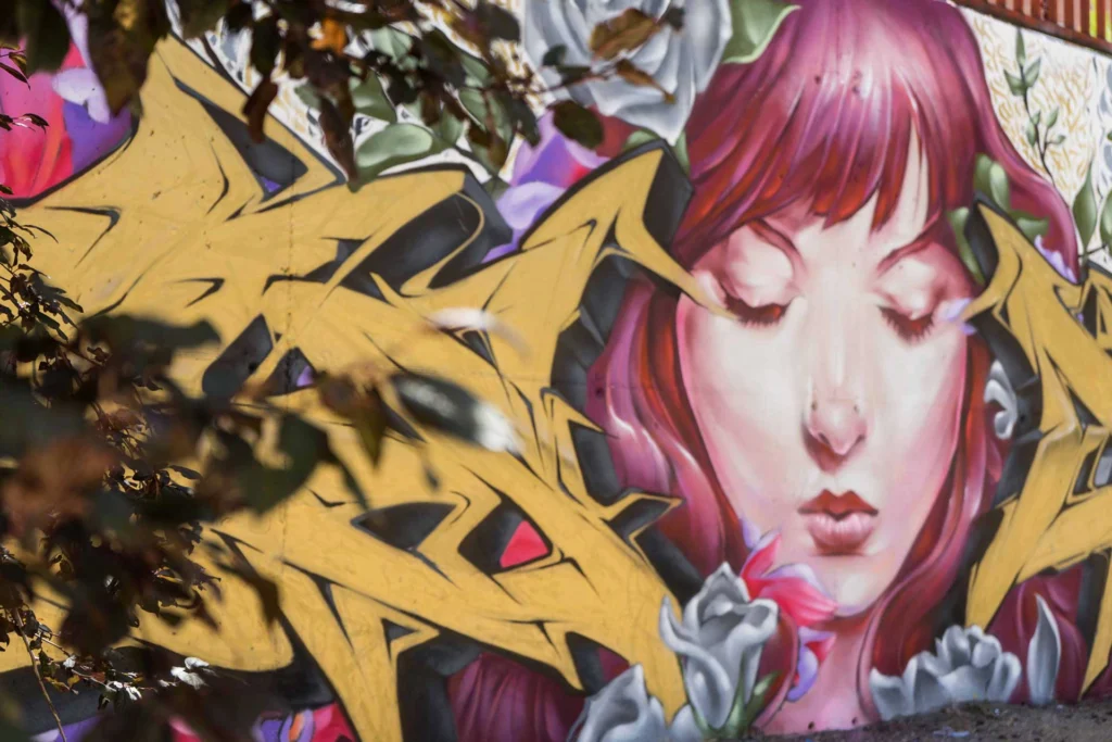 Mural graffiti Angel Cry en colegio Camilo José Cela