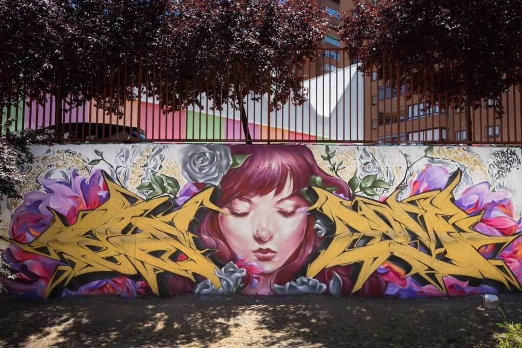 Retrato femenino con rosas blancas y lettering dorado en un patio escolar