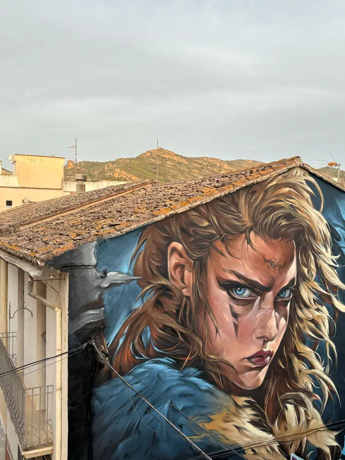 Graffiti mural artístico en fachada institucional de Xeraco