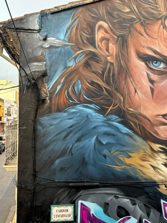 Graffiti mural artístico en fachada institucional de Xeraco