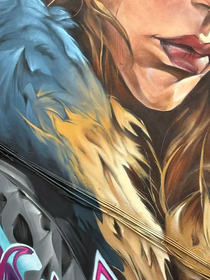 Graffiti mural artístico en fachada institucional de Xeraco