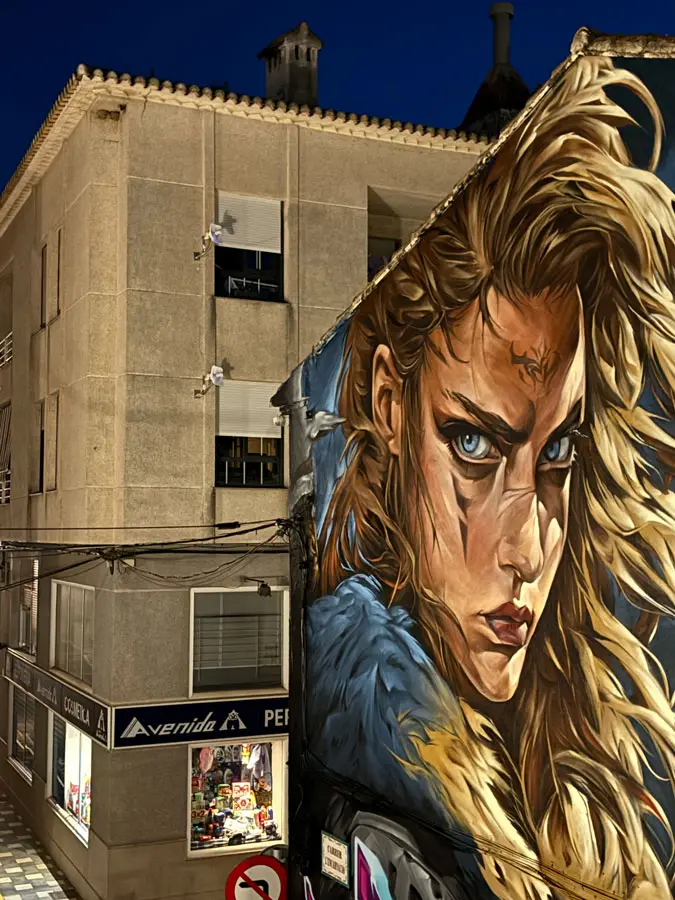 Graffiti mural artístico en fachada institucional de Xeraco