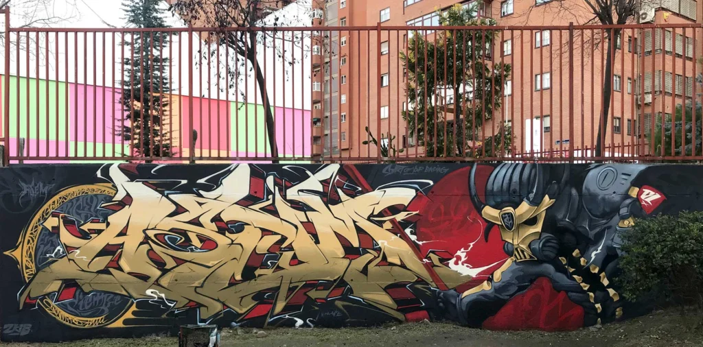 Graffiti de ninja samurái con armadura dorada y fondo rojo urbano