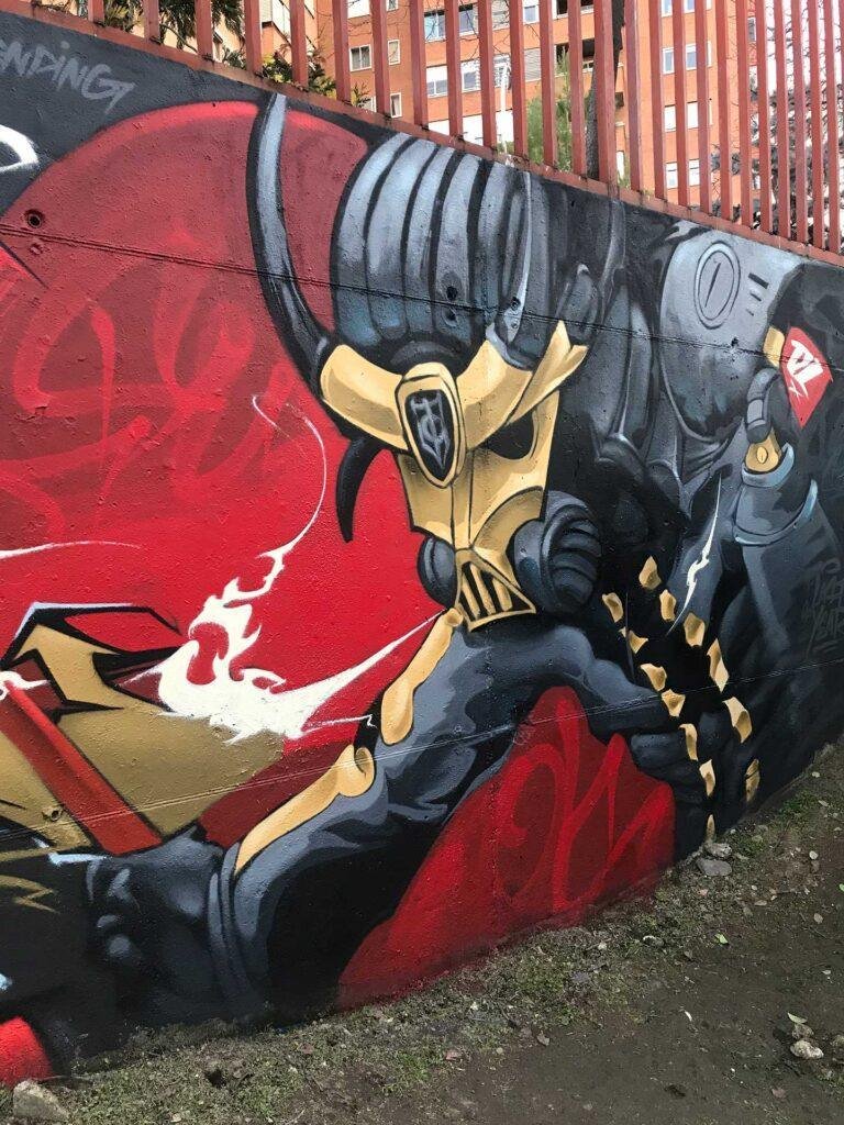 Graffiti de ninja samurái con armadura dorada y fondo rojo urbano