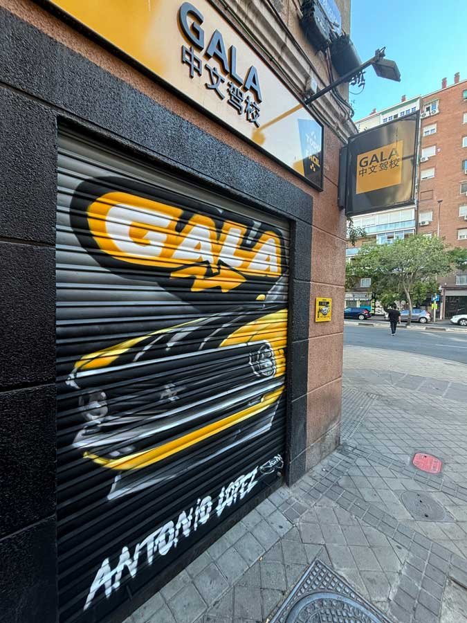 mural graffiti en cierres comerciales