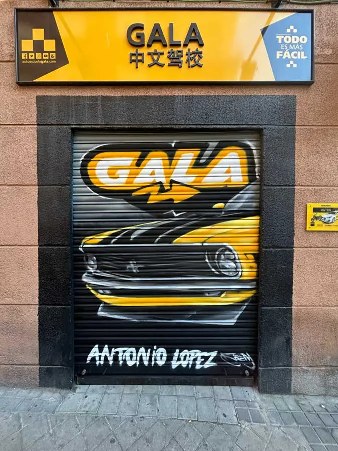 mural graffiti en cierres comerciales