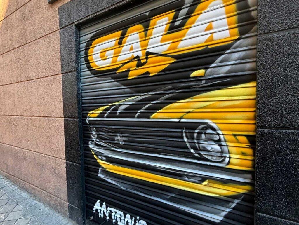 mural graffiti en cierres comerciales