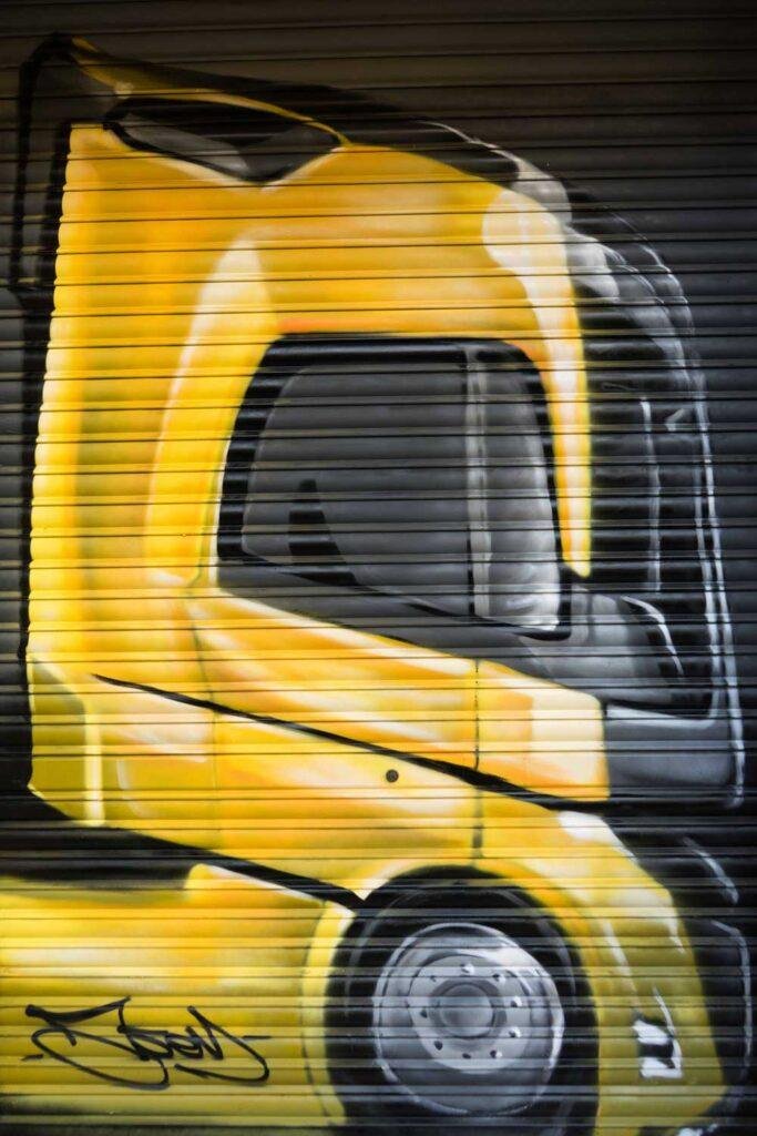 mural graffiti en cierres comerciales