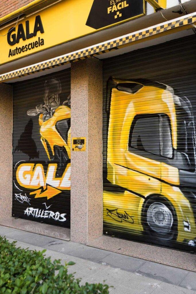 mural graffiti en cierres comerciales