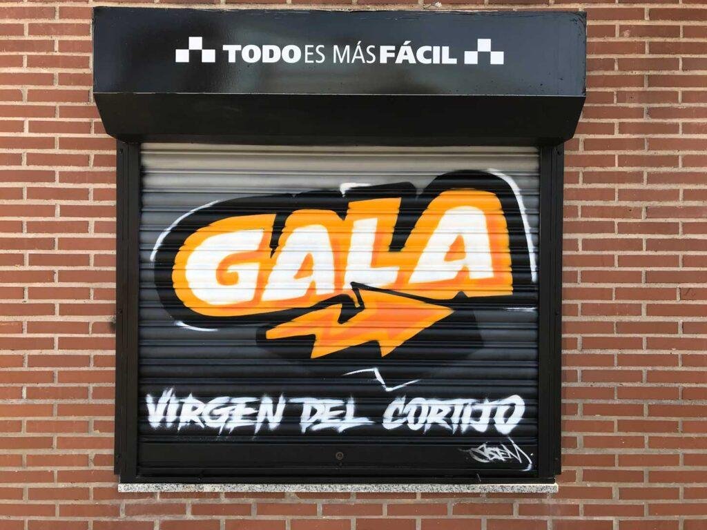 Cierres pintados con coche amarillo en Autoescuela Gala de Hortaleza (Virgen del Cortijo)
