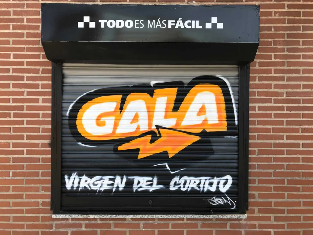 Cierres pintados con coche amarillo en Autoescuela Gala de Hortaleza (Virgen del Cortijo)