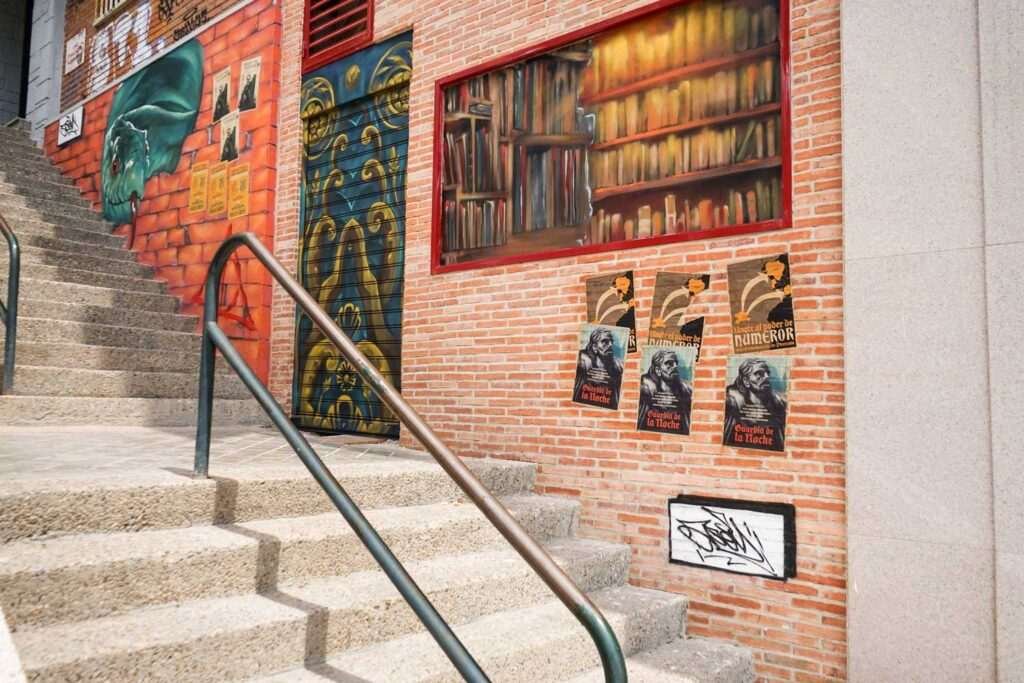 Mural de Akira Books con trampantojo, Nagini y pósters de Harry Potter