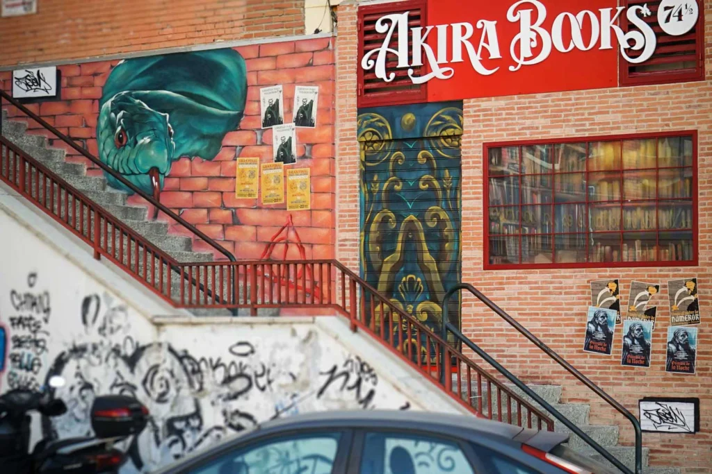 Detalle del mural trampantojo con pósters pintados