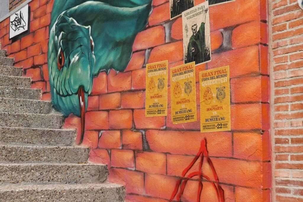 Mural de Akira Books con trampantojo, Nagini y pósters de Harry Potter