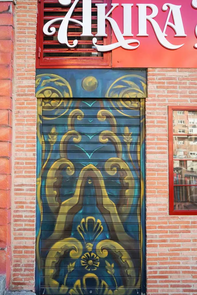 Pósters de Harry Potter pintados en el trampantojo de la fachada de Akira Comics