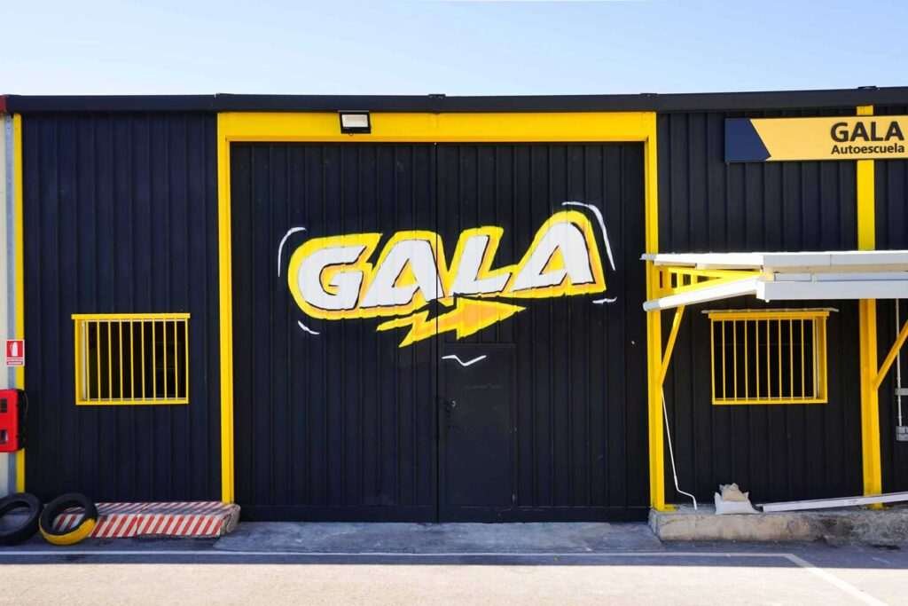 Fachada con graffiti de Autoescuela Gala en pistas de Sanchinarro