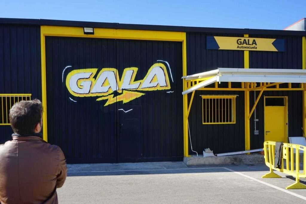 Fachada con graffiti de Autoescuela Gala en pistas de Sanchinarro