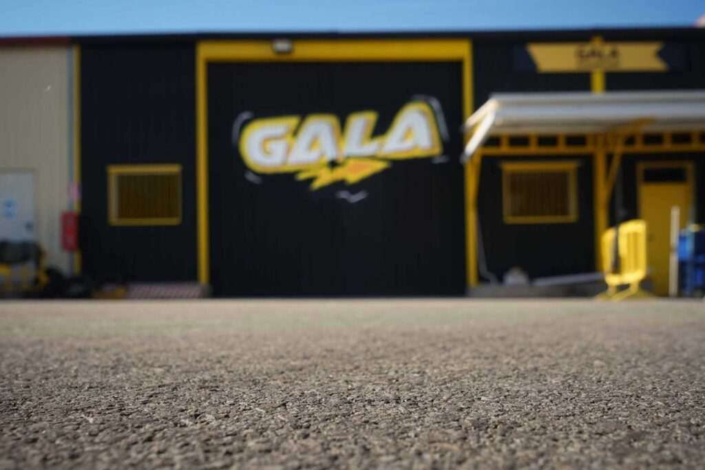 Fachada con graffiti de Autoescuela Gala en pistas de Sanchinarro