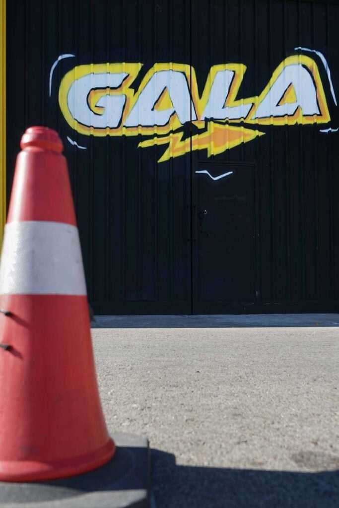 Fachada con graffiti de Autoescuela Gala en pistas de Sanchinarro