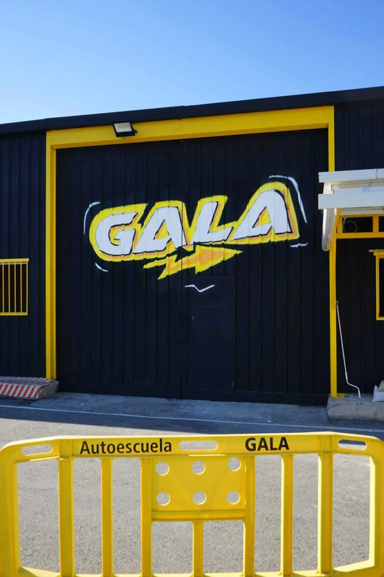 Fachada con graffiti de Autoescuela Gala en pistas de Sanchinarro