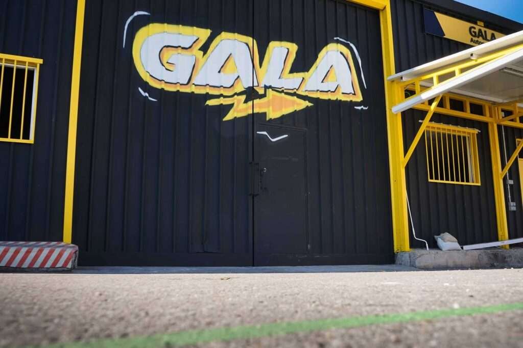 Fachada con graffiti de Autoescuela Gala en pistas de Sanchinarro