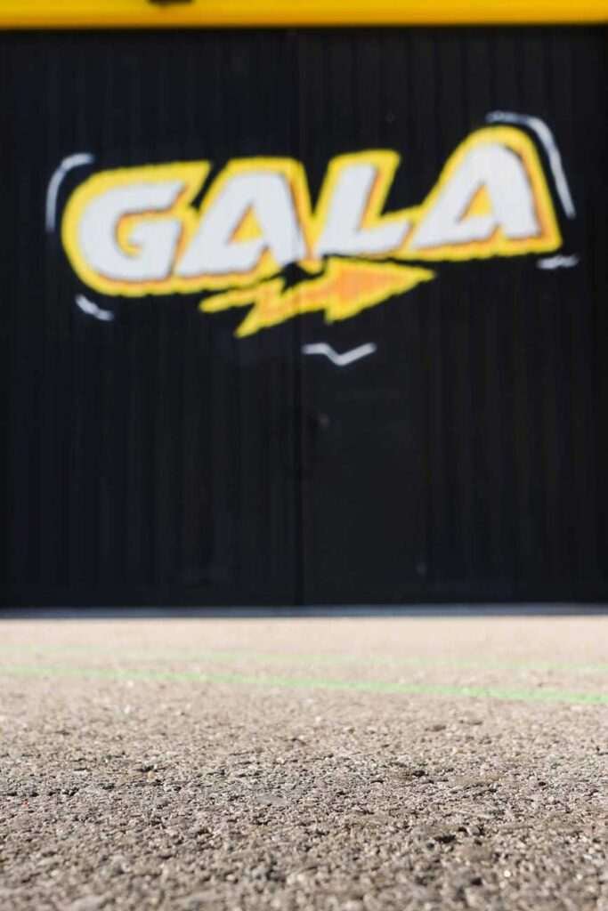 Fachada con graffiti de Autoescuela Gala en pistas de Sanchinarro