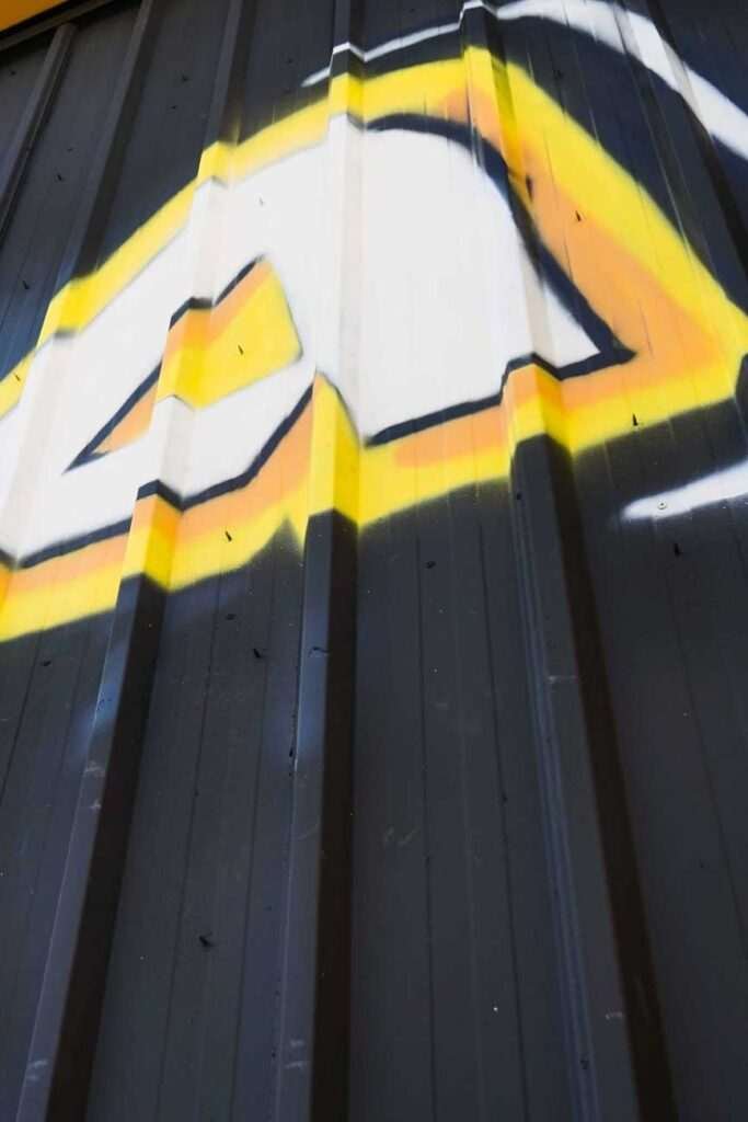Fachada con graffiti de Autoescuela Gala en pistas de Sanchinarro