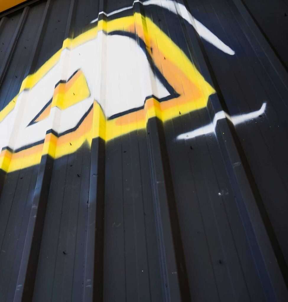 Fachada con graffiti de Autoescuela Gala en pistas de Sanchinarro