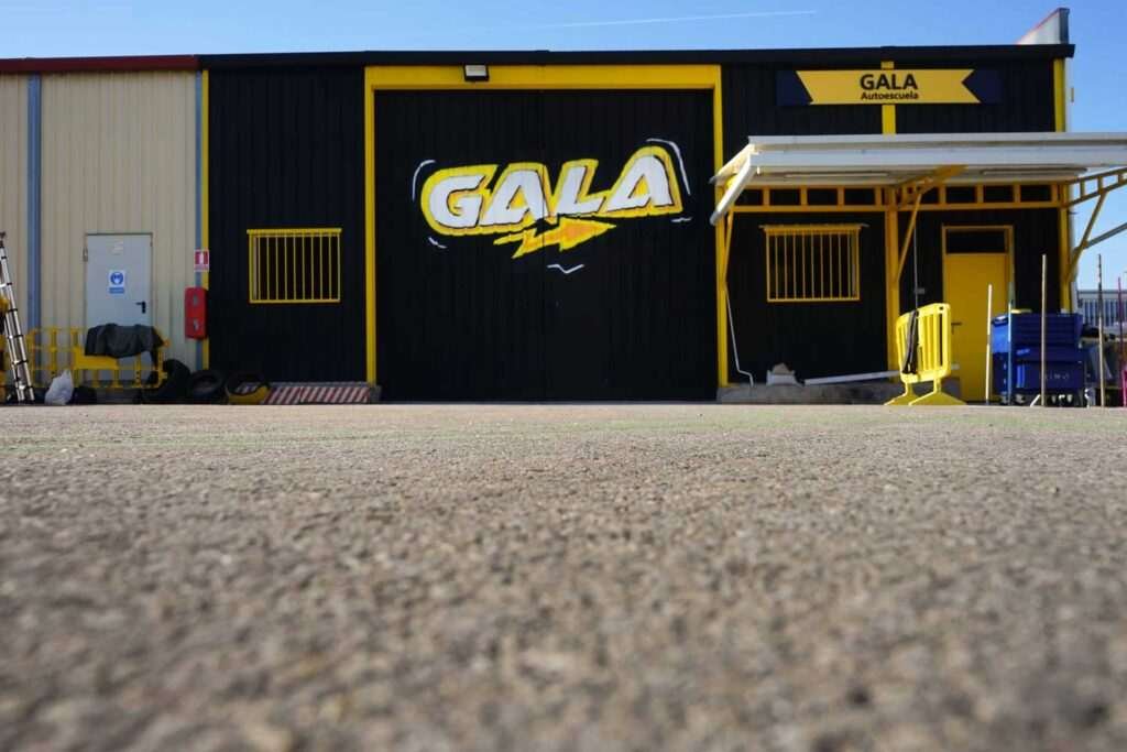 Fachada con graffiti de Autoescuela Gala en pistas de Sanchinarro