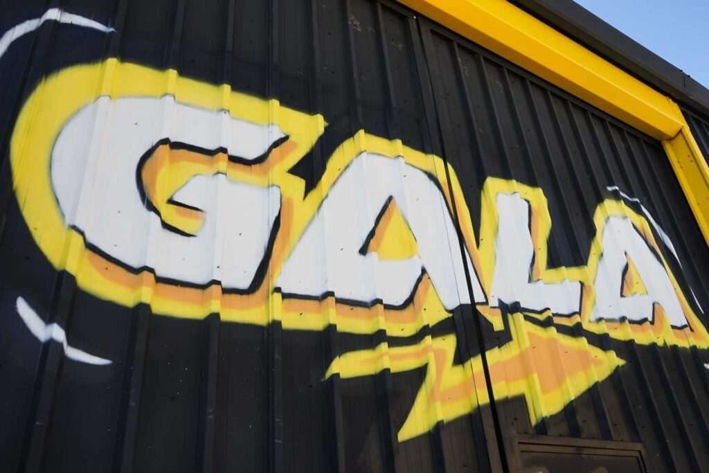 Fachada con graffiti de Autoescuela Gala en pistas de Sanchinarro