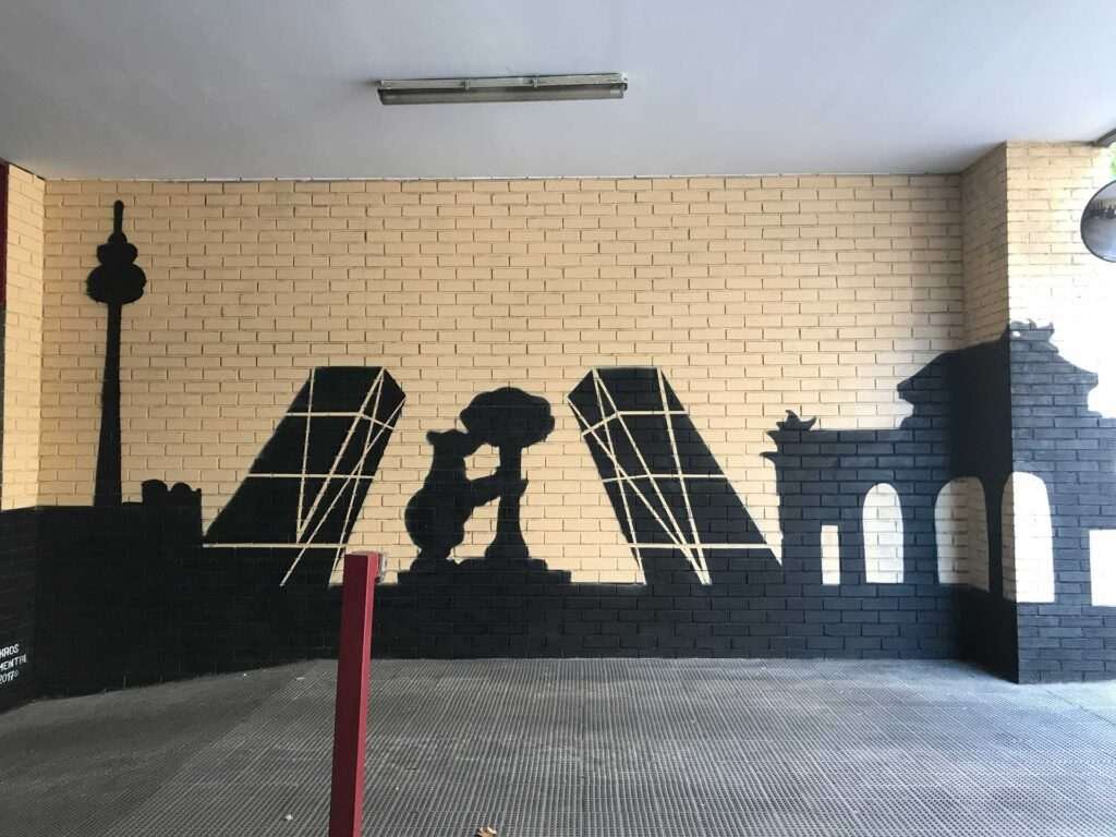 Resumen de murales en cierres metálicos y paredes para negocios con distintos estilos de graffiti