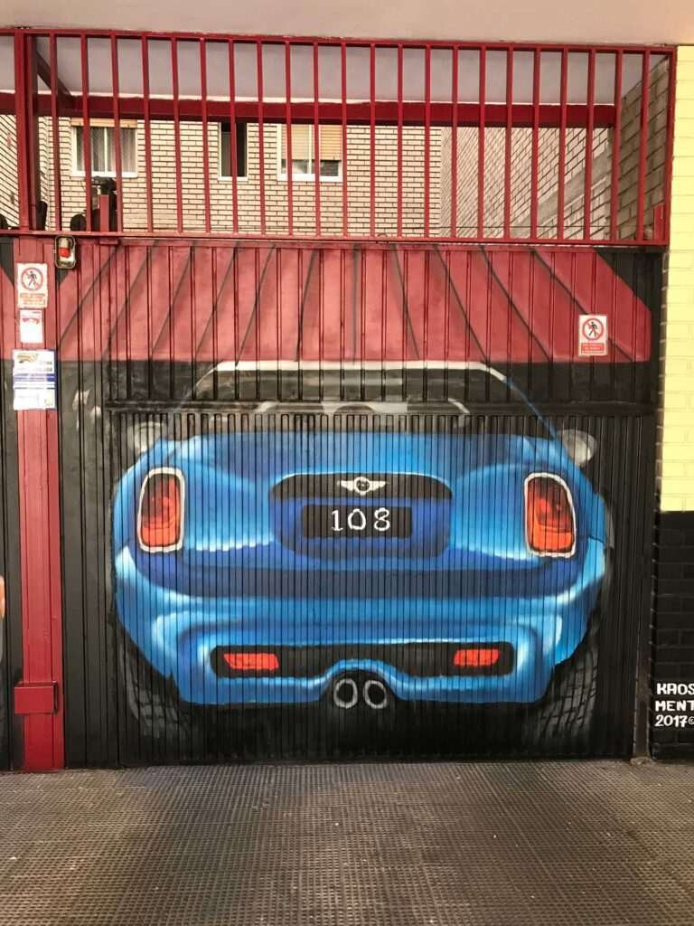 Resumen de murales en cierres metálicos y paredes para negocios con distintos estilos de graffiti