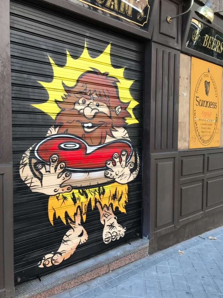 Resumen de murales en cierres metálicos y paredes para negocios con distintos estilos de graffiti