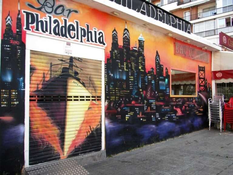mural graffiti en cierres comerciales
