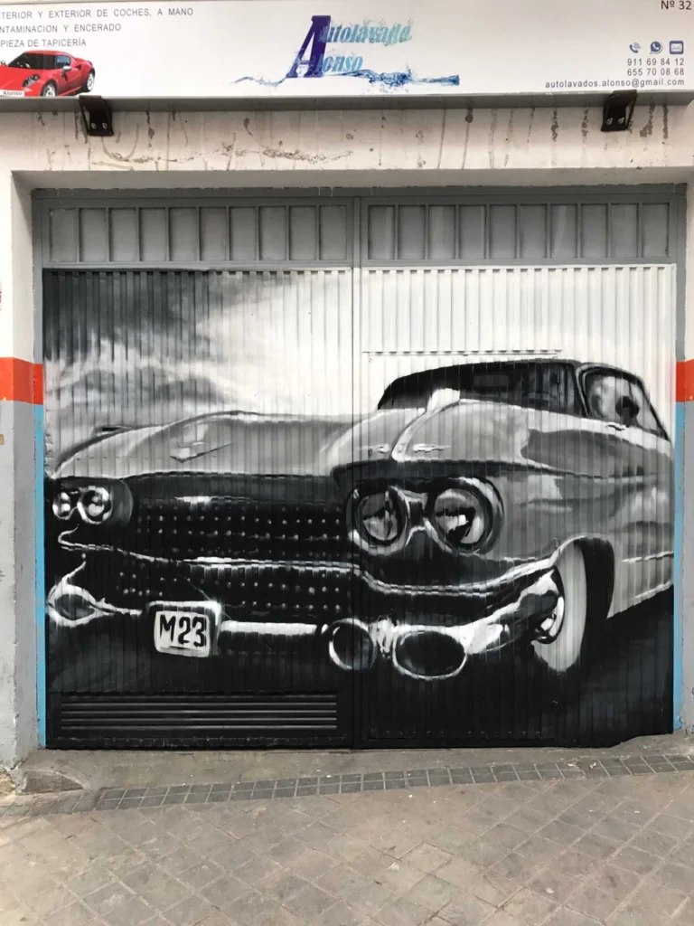 mural graffiti en cierres comerciales