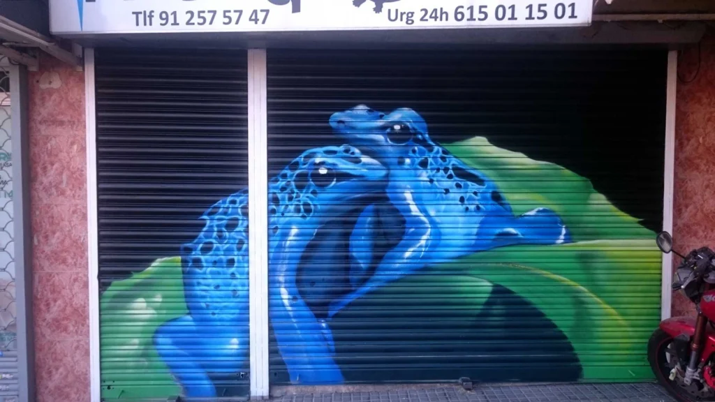 mural graffiti en cierres comerciales