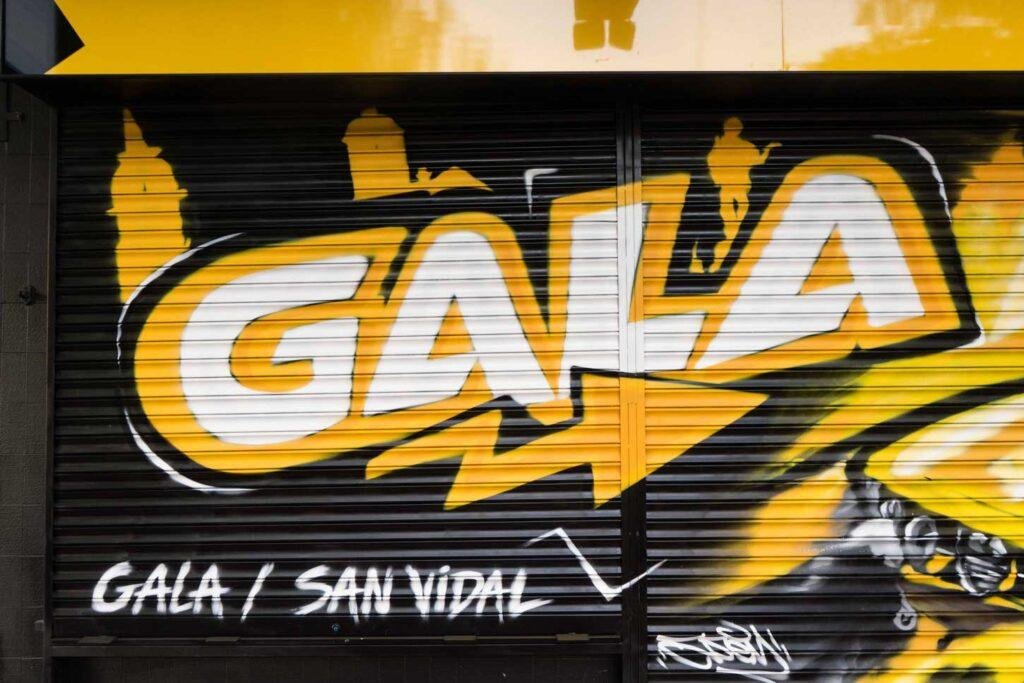 Cierre con mural de Rolls-Royce amarillo para Autoescuela Gala en estilo graffiti