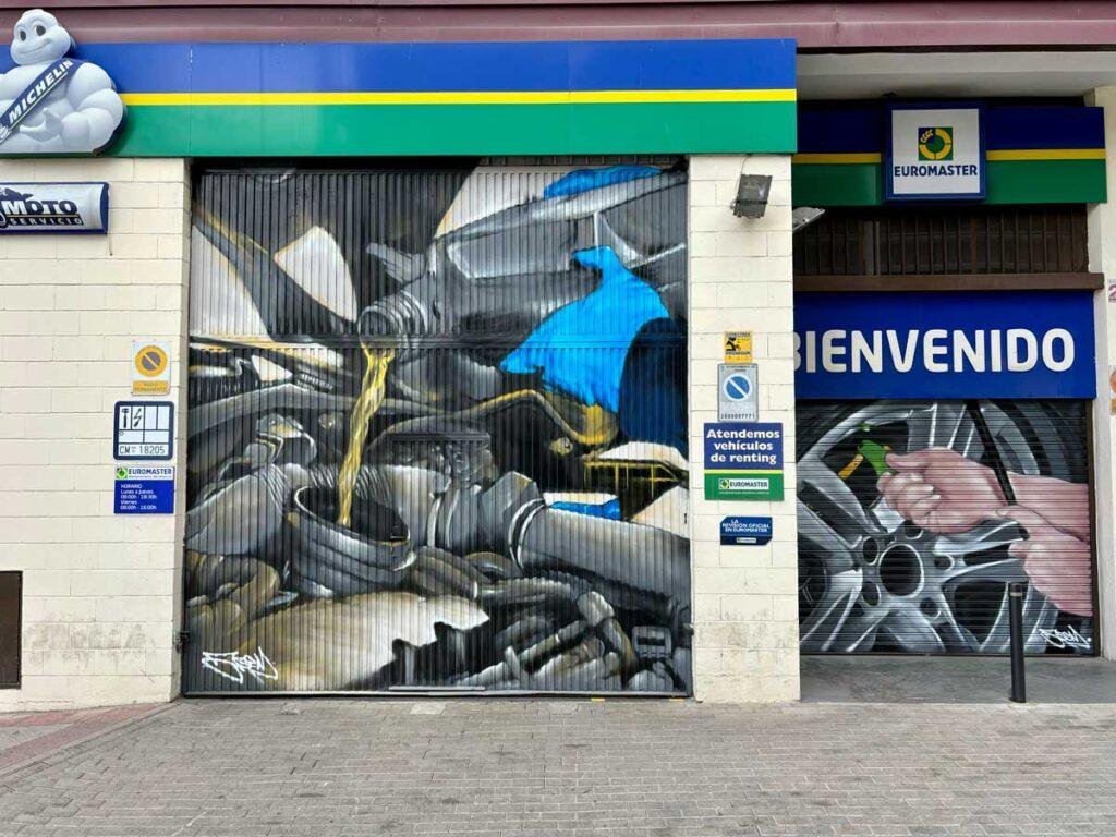 Graffiti de mecánica y engranajes en fachada de Euromaster Julián Camarillo